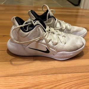 NIKE Size 5.5 Women’s Volleyball Court Shoes some discoloration